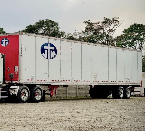 Furgón con emblema JTM